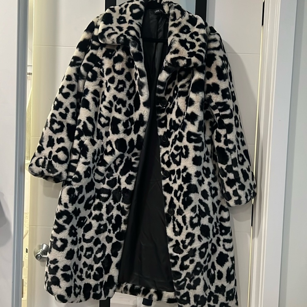 LOVE TOKEN Dayna Leopard Print Faux Fur Coat